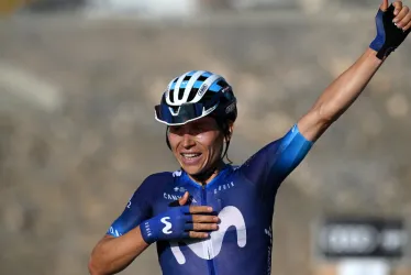 Einer Rubio celebra su victoria en el Tour UAE.