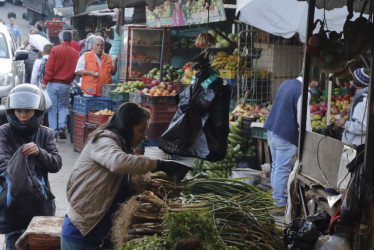 La dinámica comercial de la Galería se desarrolla desde las dos de la mañana y va hasta la cuatro de la tarde. En ese espacio de tiempo llegan personas con diferentes actividades.