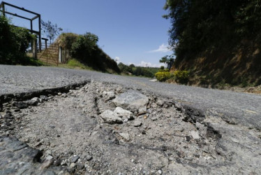 Este hueco está ubicado en La Cabaña antes de llegar a la sede principal del colegio de esa vereda. 