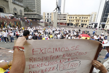 Entre cantos y arengas, las personas participaron de la protesta desde las 10:00 a.m. hasta las 12:00 del mediodía.