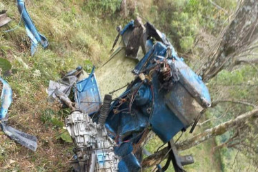 Estado del vehículo tras rodar por la ladera en la vereda Rioarriba de Aguadas.