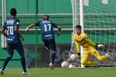 Dayro Moreno, con su opción en el primer tiempo que fue controlada por el portero uruguayo Kevin Dawson. 