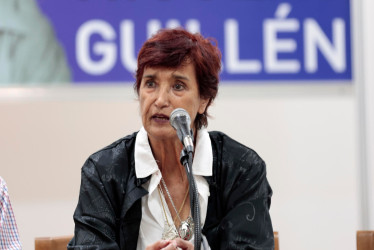 La ministra de Cultura de Colombia, Patricia Ariza, participa en un homenaje al escritor colombiano Gabriel García Márquez hoy, durante la Feria del Libro de La Habana, en La Habana (Cuba). 