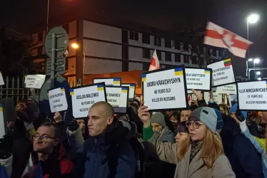 Miles de personas marchan este viernes por las calles de Varsovia, en Polonia, para conmemorar el primer aniversario de la invasión rusa de Ucrania y manifestar su solidaridad con los ucranianos.