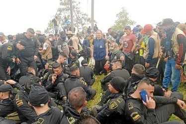 Los agentes del Esmad fueron retenidos por la guardia indígena.