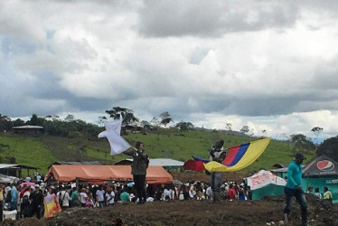 Foto | Tomada de @SinestesiaOng | LA PATRIA “La implementación del acuerdo de paz corre peligro”, denuncia Rodrigo Londoño, antiguo líder de las Farc, al denunciar el desplazamiento forzado en el ETCR Mariana Páez (Meta). 