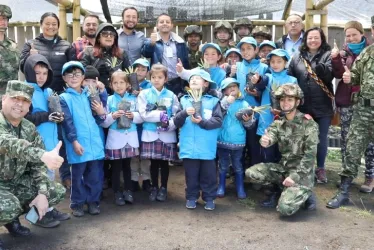 Fotos | Cortesía Harry Gallego | LA PATRIA Los participantes de la jornada de siembra de frailejones el martes en el cerro Gualí.