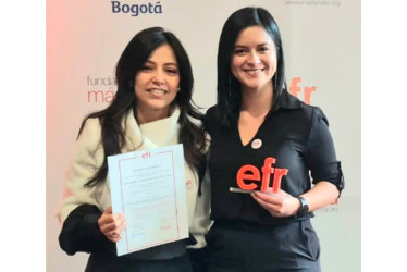 Marcela Valencia Ángel (con la certificación), líder de Gestión Humana, y Sara Lizeth Rojas González, coordinadora de Formación y Desarrollo, posaron para el recuerdo. Al acto también asistió Ángela Toro, gerente del Hospital.