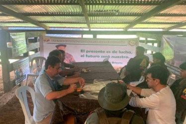 Foto | Tomada de @petrogustavo  | LA PATRIA El comisionado de paz, Danilo Rueda, se reunió hace meses en Caquetá con líderes de las disidencias de las Farc para explorar un diálogo.