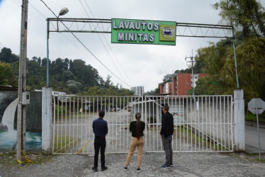 Ayer varios lavadores seguían afuera, esperando alguna respuesta, luego del cierre del lavadero.