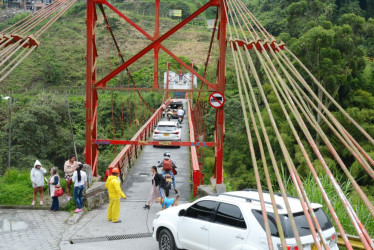 El puente Olivares tiene 80 metros de longitud y casi 100 años de construido. Lideresas del sector denuncian deterioro de la estructura y temen se desmorone por el aumento del flujo vehicular.