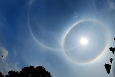 Halo multicolor en el cielo causa curiosidad en municipios de Caldas