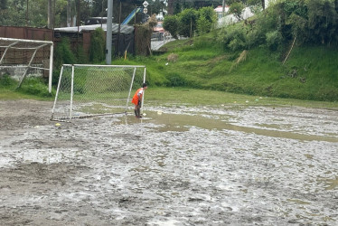 Foto|Cortesía|Q'HUBO  Afectados aseguran: "No pedimos volver la cancha sintética, ni que inviertan un dineral, solo pedimos mantenimiento”.