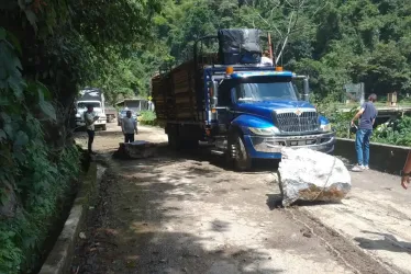 Trabajos en la vía Petaqueros-Manzanares para retirar roca. 