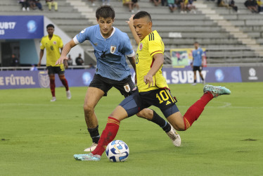 El colombiano Jordan Barrera (derecha) disputa el balón con el charrúa Felipe Ferres.