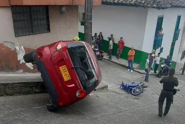 El poste detuvo el carro en la calle Quinta de Pensilvania. 