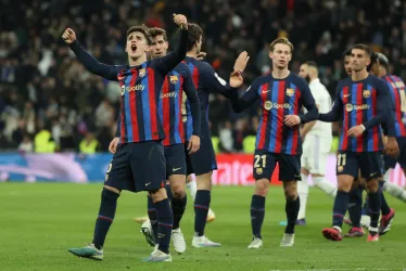 El centrocampista del FC Barcelona, Gavi, celebra la victoria del equipo blaugrana a la finalización del encuentro correspondiente a la ida de las semifinales de la Copa del Rey que disputaron este jueves frente al Real Madrid en el estadio Santiago Bernabéu, en Madrid.