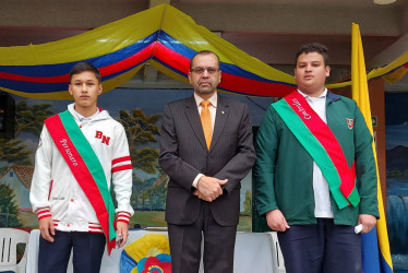 Personero estudiantil, Darwin Andrés Moncada; rector, José Duván González, y Jaime Andres Flórez, contralor estudiantil.