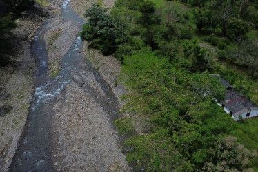 Desde el aire se dimensiona la cercanía de la escuela de la vereda El Porvenir con la quebrada Las Mercedes. Son unos 50 metros de distancia. La comunidad habla de obras de contención del cauce, la Alcaldía propone reubicación.