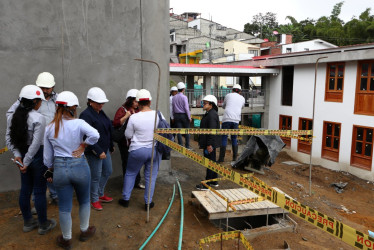 Funcionarios públicos, ingenieros y representantes estudiantiles se reunieron en la obra.