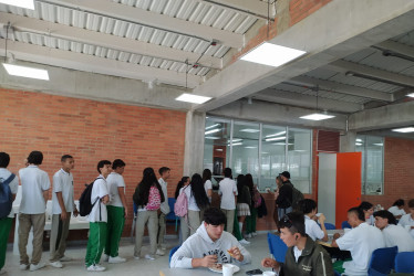 Algo bonito para resaltar es que los estudiantes durante la actividad no se entretienen con el celular.