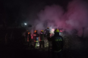 El complejo panelero quedó totalmente destruido. Se desconocen las causas de la conflagración.