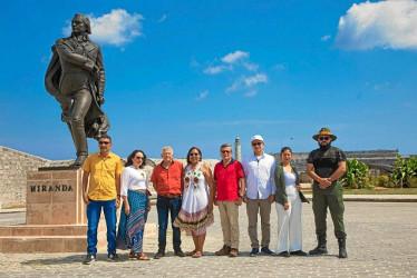 Foto | EFE | LA PATRIA La delegación confirmó su llegada a Cuba en Twitter, colgando una imagen de ocho de sus miembros, entre ellos el jefe negociador, Pablo Beltrán, junto a la estatua del padre de la independencia de Venezuela, Francisco de Miranda.