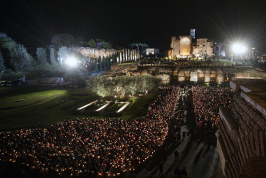 Una vista general del viavrucis, la procesión de antorchas del 'Camino de la Cruz', el Viernes Santo frente al emblemático Coliseo en Roma, Italia.