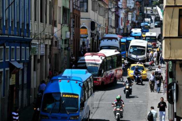 Actuaba en el centro aprovechando que las busetas iban despacio y abiertas.