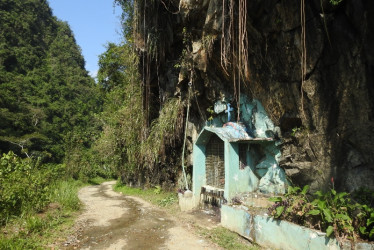 La gruta se ubica debajo de una roca de la que cae agua constantemente.