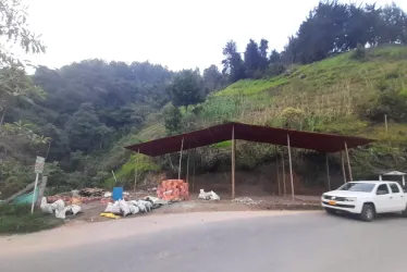 Las nuevas canchas están siendo construidas a la orilla de la carretera en una curva enseguida del puente sobre la Quebrada del Centro