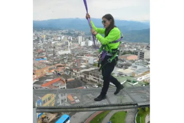 Edwin Steven Grajales Henao, operario de las atracciones extremas, mientras camina por el skywalk cuenta: “Soy el encargado de velar de que las normas técnicas de seguridad se cumplan. Se usa un arnés integral, mosquetones y dos líneas de vida. El usuario está completamente asegurado, los operarios tienen su certificado en alturas comprobado”.