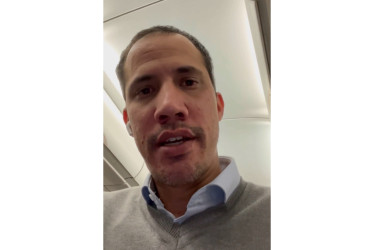 Tras la medianoche de este martes, el líder opositor venezolano Juan Guaidó subió un video a su cuenta de Twitter, montado en el avión que lo llevó de Bogotá a Miami, en el que explica que su viaje se debió a "amenazas directas" del "régimen de Maduro" a él y su familia.