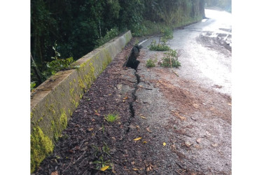 El puente del sector El Silencio, afectado. Según transeúntes, esta es la grieta, de aproximadamente 18 metros, que provocó el aguacero.