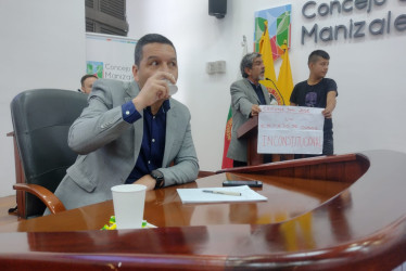 El gerente de la ERUM, Carlos Montes (izquierda), en el Concejo. Al fondo habla Germán Vallejo, un líder de la comuna San José.