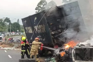 Bomberos apagan el fuego que causó el accidente de tránsito de este jueves en Circasia (Quindío).