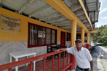 William Salazar posa junto a la placa que en el 2015 instaló la Gobernación de Caldas para conmemorar los 30 años de la explosión del volcán Nevado del Ruiz que les arrebató la vida a varios habitantes de Montevideo.