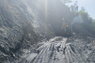   Foto | Cortesía Gobernación de Caldas | LA PATRIA  Atención del derrumbe en el sector de Río Pozo. 