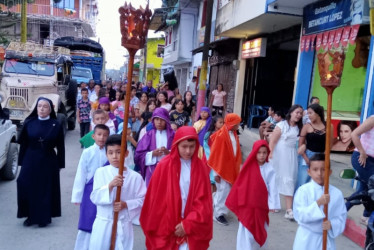 Los niños participan de la Semana Santa en el corregimiento de San Diego. 