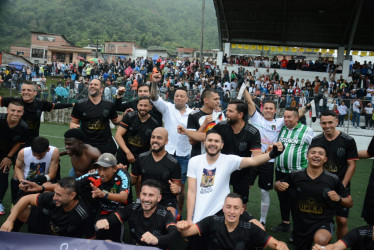 Con euforia celebraron los jugadores de Ópera Eventos La Ponceña su título conseguido ante cientos de aficionados en Aranjuez.