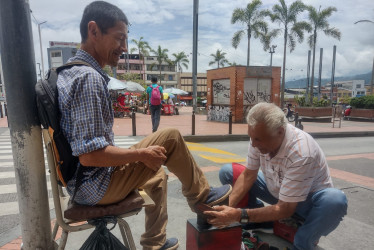 Fotos | Andrés Villamizar | LA PATRIA  Alberto de Jesús Jiménez Giraldo se ubica en la esquina de la carrera 19 con calle 20, cerca a las plazoleta Alfonso López.