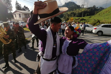 Bailes y alegría durante la toma de la Gobernación de Caldas a Gallinazo. 