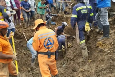 Labores de búsqueda para encontrar el cuerpo de Aurelio Alzate, quien resultó atrapado en un deslizamiento en Salamina. 