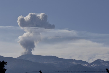 Así se observó la fumarola del volcán Nevado del Ruiz a las 7:45 a.m. de este martes. 