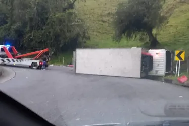 Camión se volcó en la vía Manzanares-Petaqueros