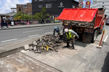 Foto | Luis Trejos | LA PATRIA  La semana pasada realizaron los cortes en la avenida Santander entre La Santísima Trinidad y el Hotel Carretero.  Asimismo, terminaron de regar la capa asfáltica en los distintos huecos que había.Foto | Luis Trejos | LA PATRIA  La semana pasada realizaron los cortes en la avenida Santander entre La Santísima Trinidad y el Hotel Carretero.  Asimismo, terminaron de regar la capa asfáltica en los distintos huecos que había.