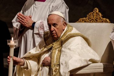 El papa Francisco preside la misa de Vigilia Pascual en la Basílica de San Pedro en Ciudad del Vaticano.