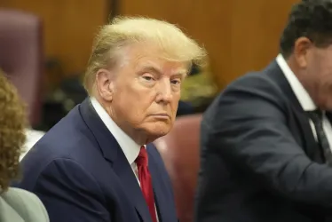 El expresidente estadounidense Donald J. Trump se sienta en la sala del tribunal para su lectura de cargos en el Tribunal Penal de Nueva York, en EE. UU.