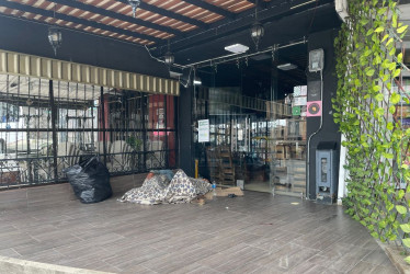 Los antejardines de los locales comerciales se volvieron las camas de los habitantes de calle. Los denunciantes solicitan a la Alcaldía dar solución. Foto | Albeiro Rudas | 