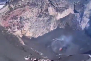 Captura de video del volcán Villarrica en Chile, del que se publicó en redes sociales como supuestamente el Nevado del Ruiz. 